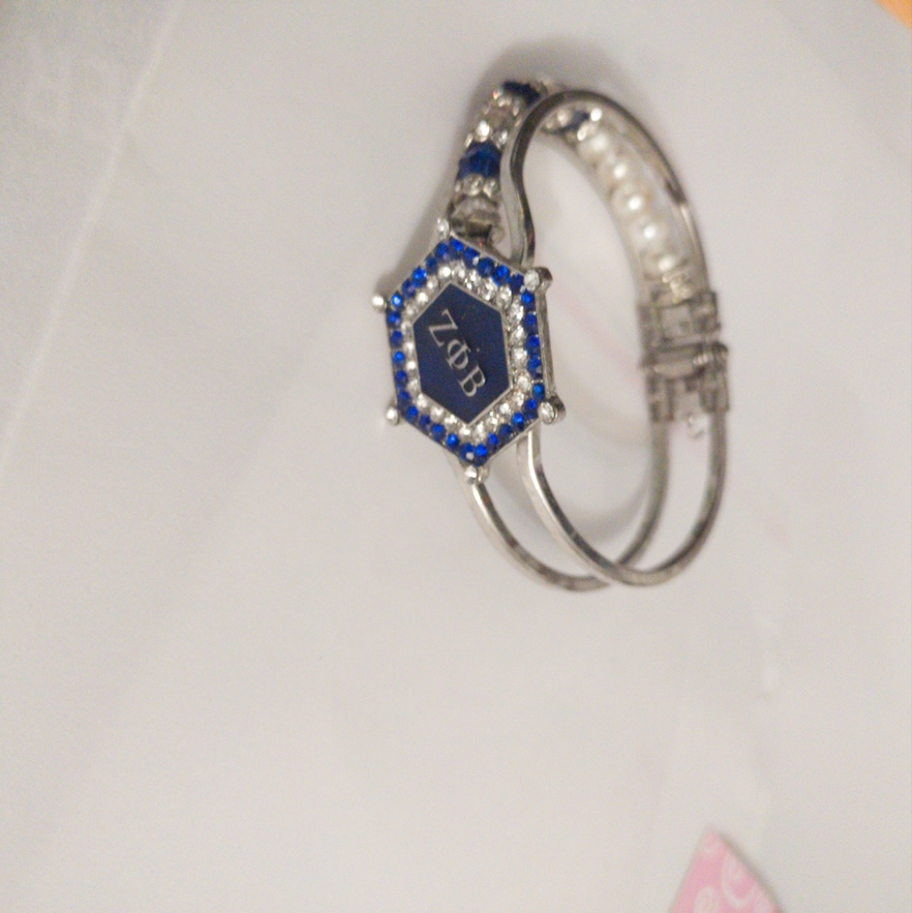 4 Bracelets/1 watch - Picture 6 of 9